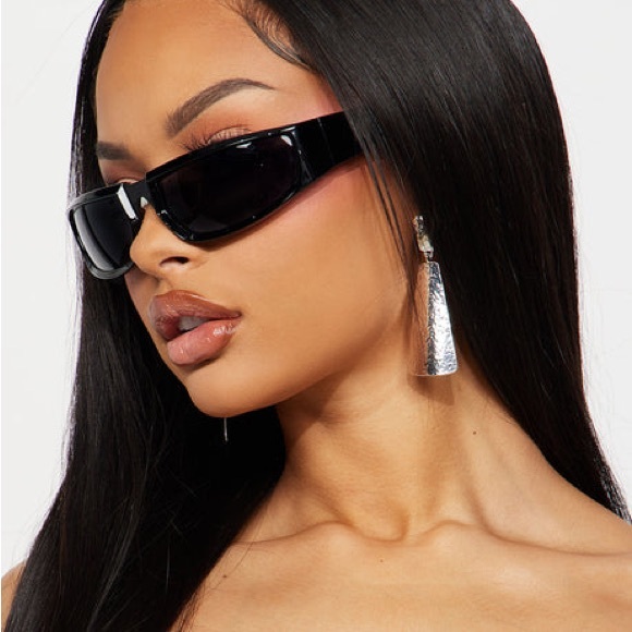 Fashion nova Got You Wrapped Around Sunglasses - Black - Picture 1 of 7